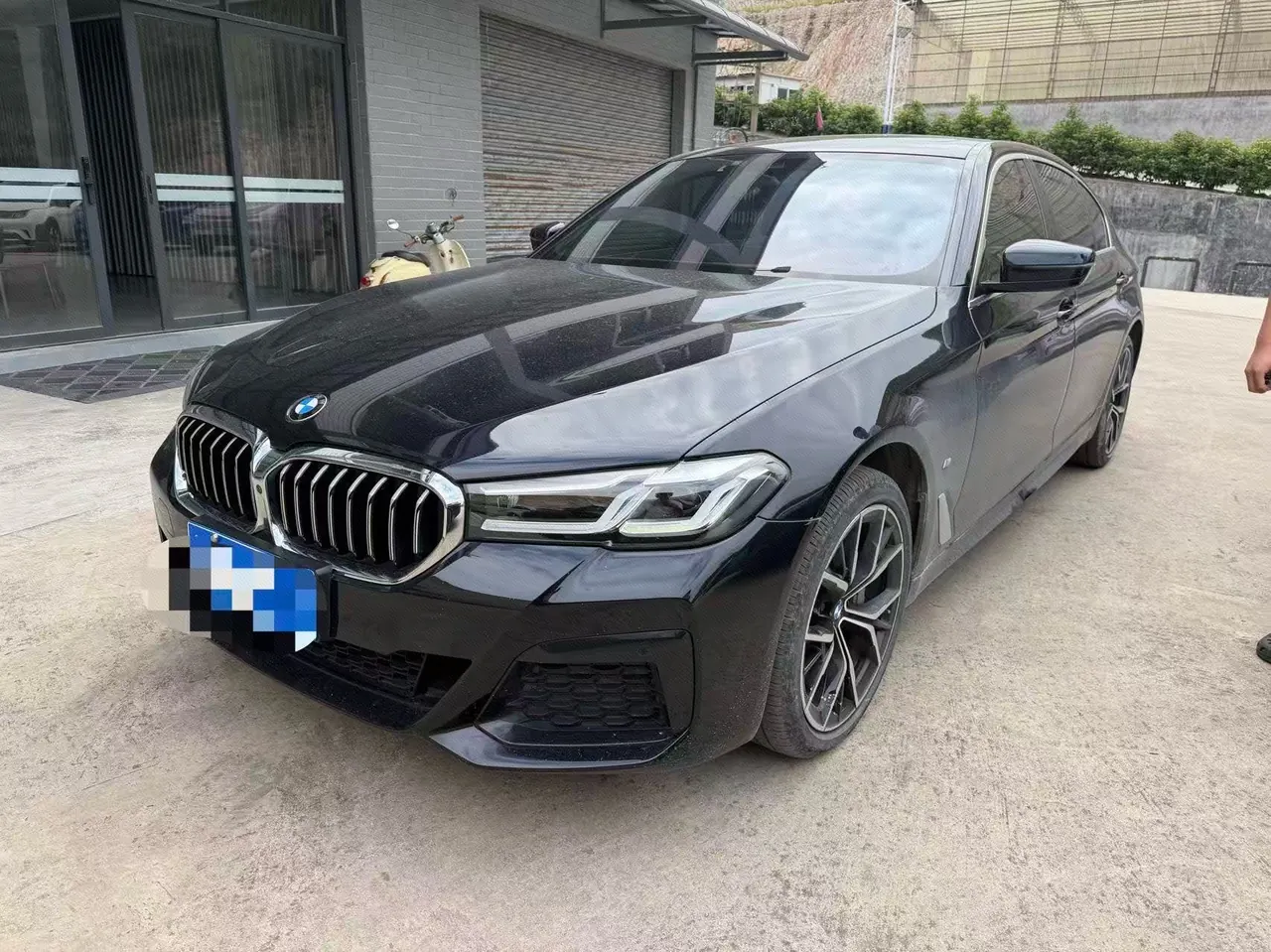 打开图片灯箱:BMW 5 Series 2022 530Li 2.0T Exclusive M Sports Suit (Change 2) Automatic Gear