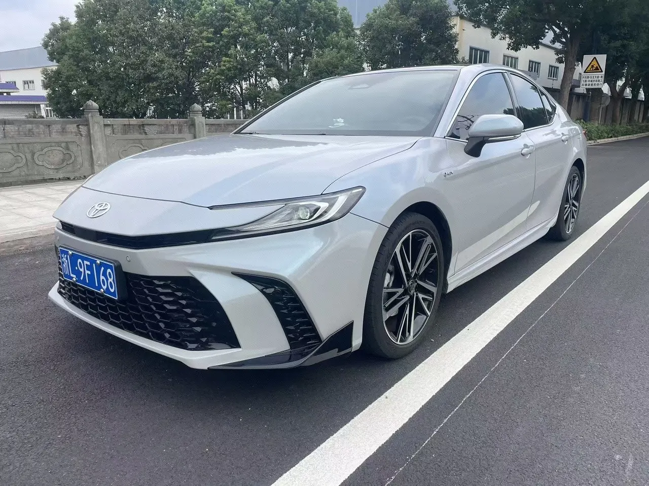 Открыть галерею: Toyota 2024 Camry Dual Engine 2.0HS Stepless Sports Edition Automatic Gear