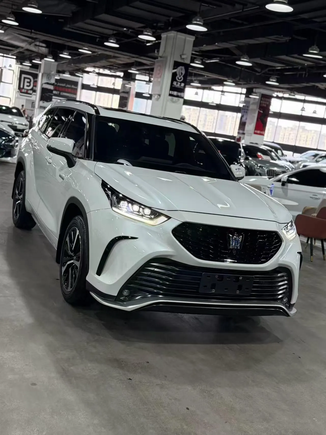 Toyota 2024 Crown Land Release HEV 2.5 Stepless Four-wheel Drive Premium Edition Automatic Gear 3