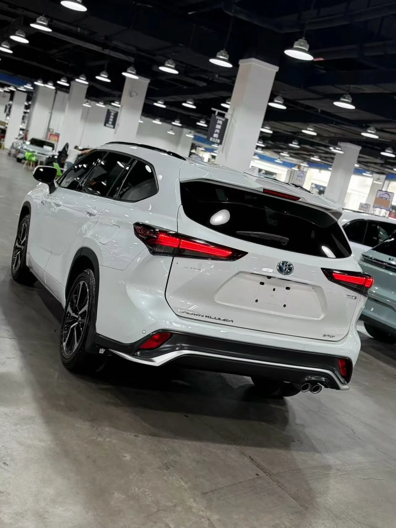 Toyota 2024 Crown Land Release HEV 2.5 Stepless Four-wheel Drive Premium Edition Automatic Gear 6