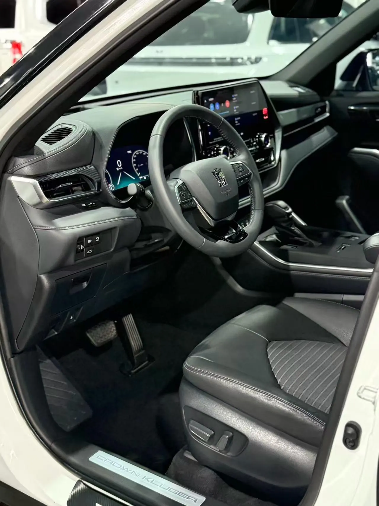 Toyota 2024 Crown Land Release HEV 2.5 Stepless Four-wheel Drive Premium Edition Automatic Gear 8