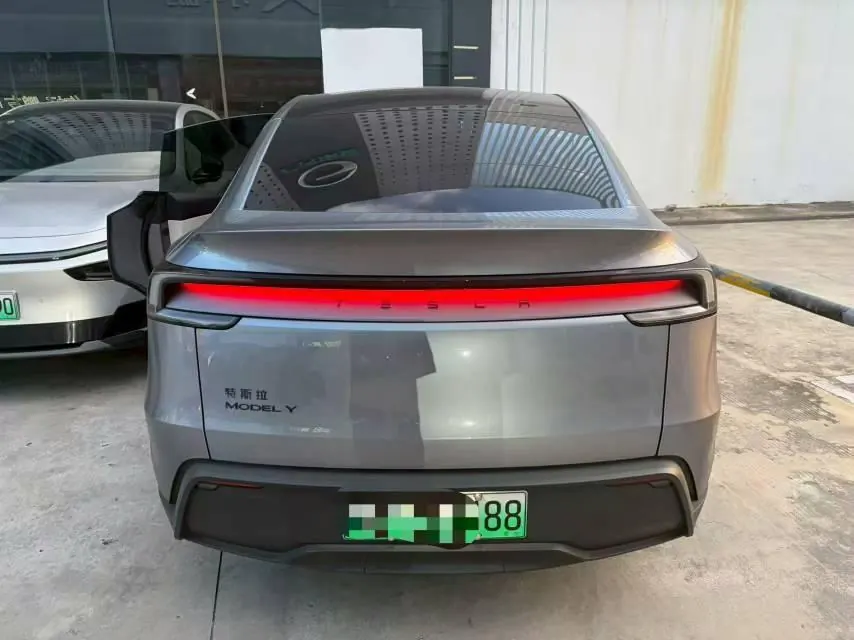 Tesla 2026 Model Y Rear-Wheel-Drive Automatic 5