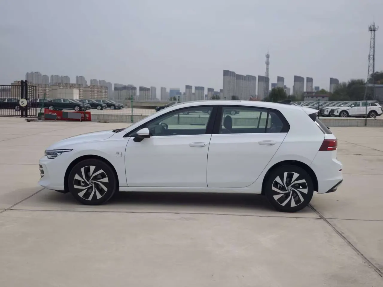 Volkswagen 2026 Golf 8 PRO 1.5TSI 300TSI Automatic 3
