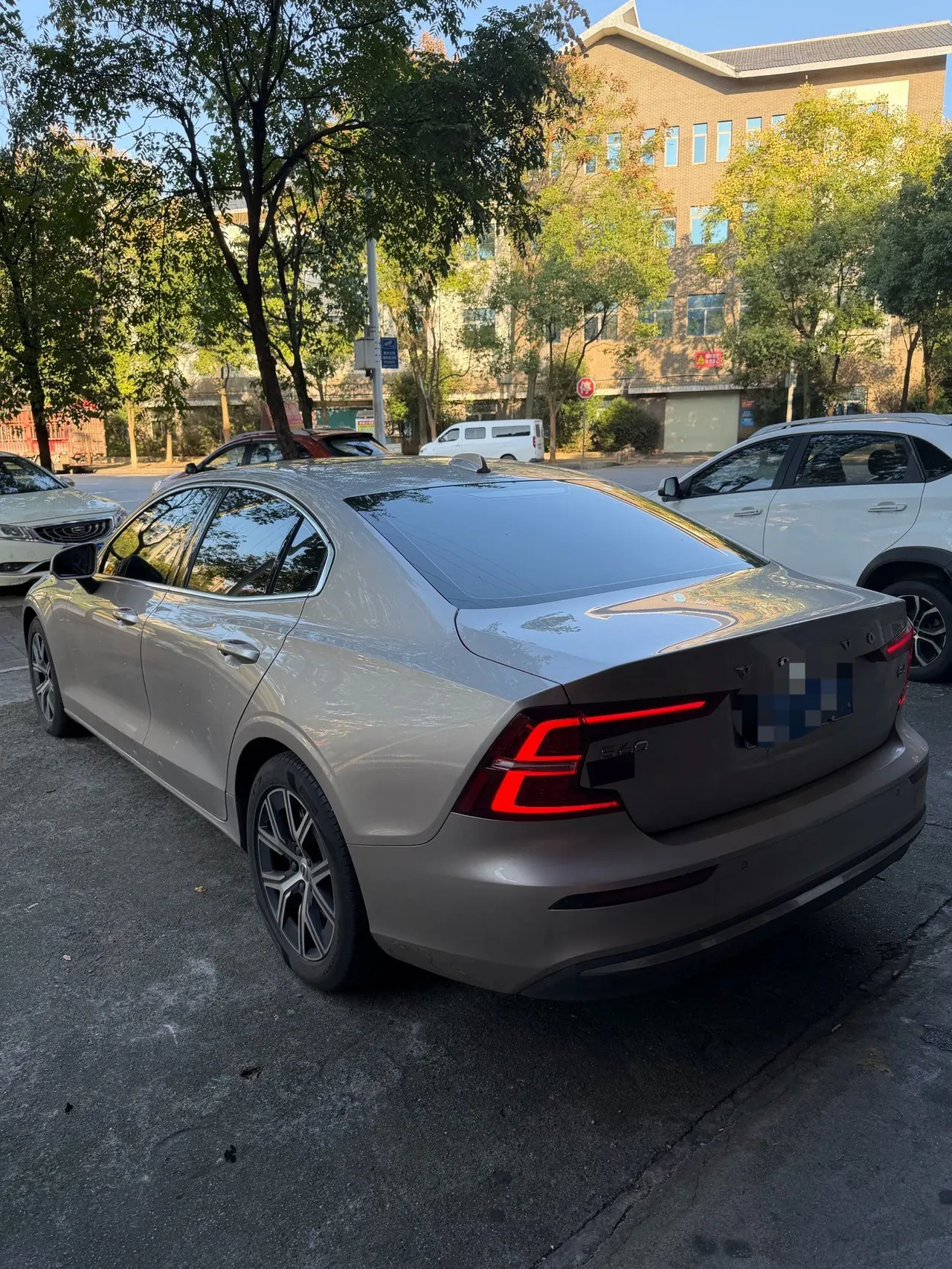 Volvo 2026 S60 48V 2.0T B4 Zhiyi Deluxe Edition Automatic Gear 4