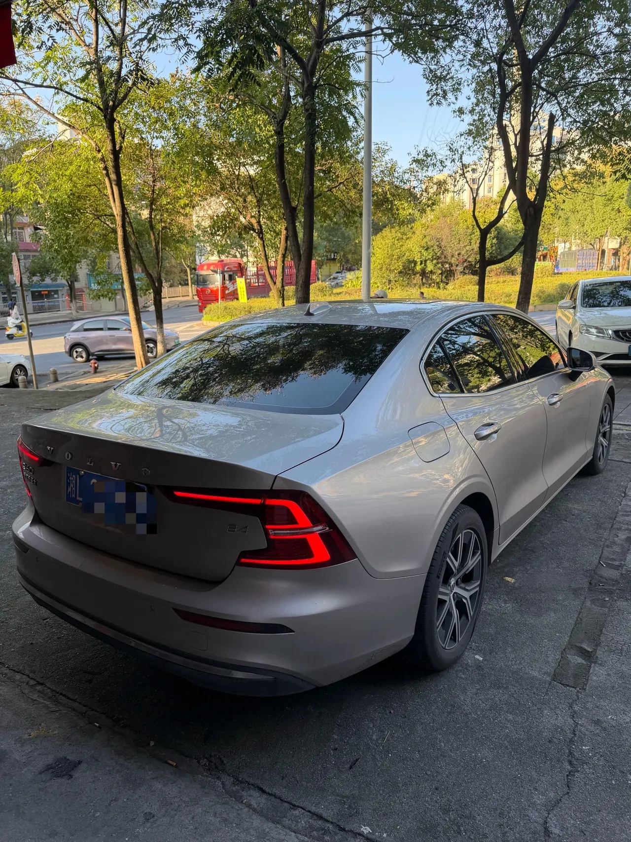 Volvo 2026 S60 48V 2.0T B4 Zhiyi Deluxe Edition Automatic Gear 6