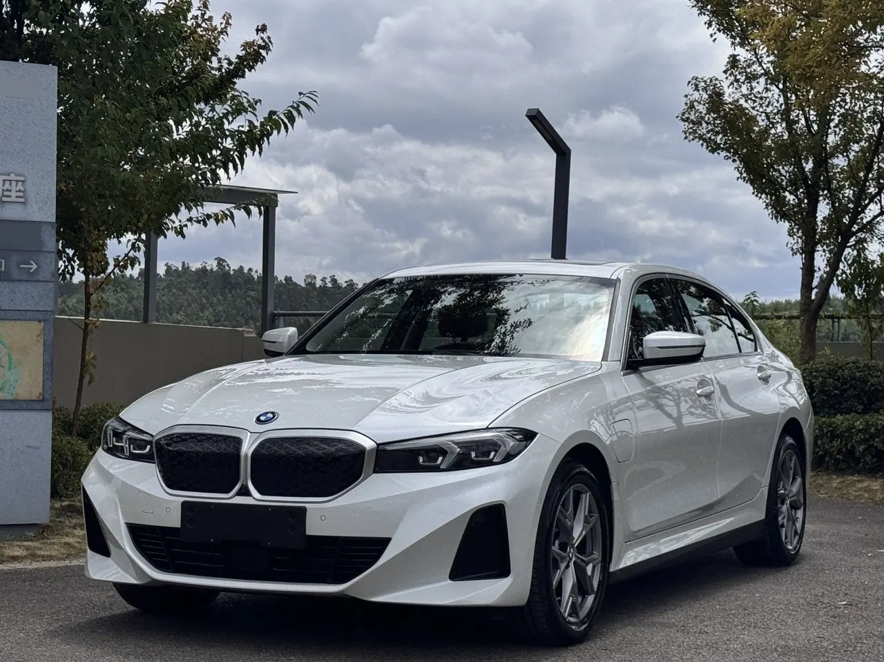 Open image lightbox: BMW 2026 i3 eDrive 35 L (modified) automatic gear