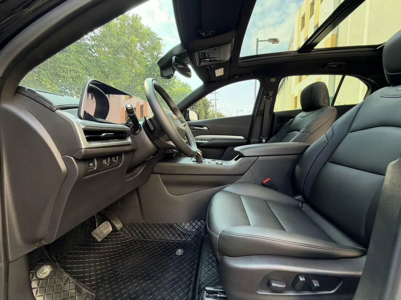 Cadillac 2024 XT4 48V 2.0T 28T Two-Drive Luxury Automatic Gear 3