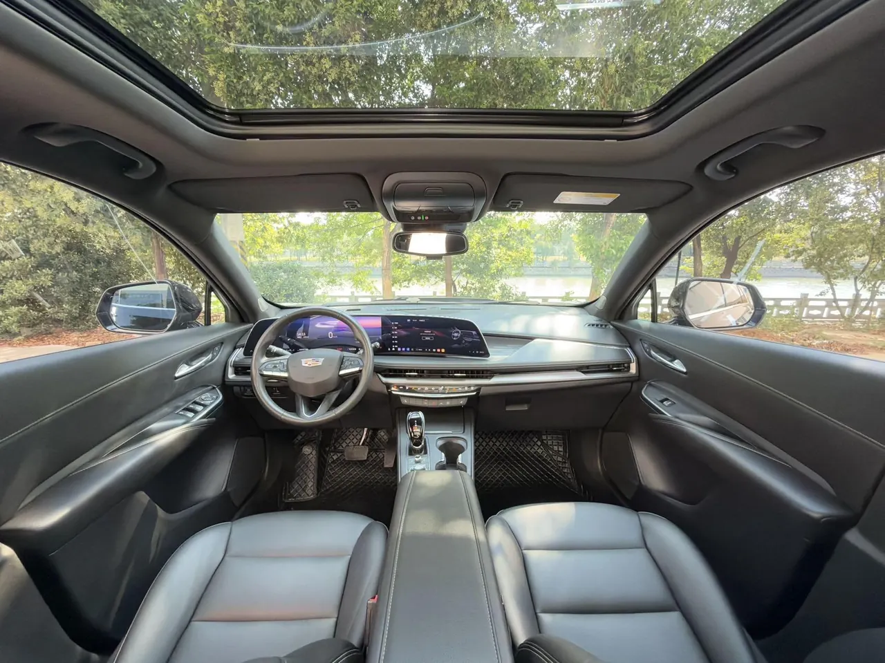 Cadillac 2024 XT4 48V 2.0T 28T Two-Drive Luxury Automatic Gear 5
