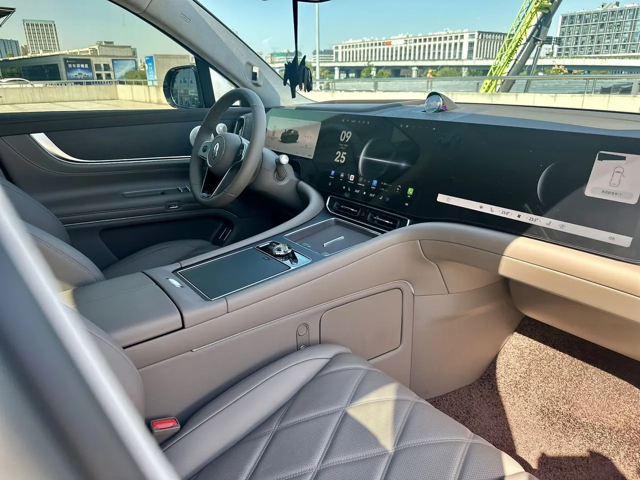 AITO 2025 AITO M9 extended range Ultra version 52kWh6 seat version automatic gear 4