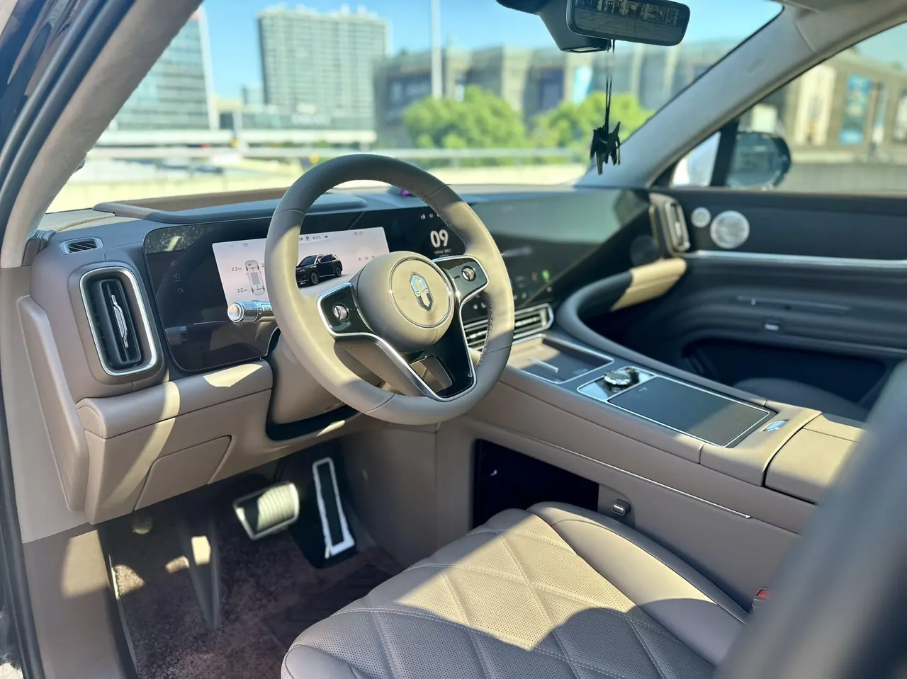 AITO 2025 AITO M9 extended range Ultra version 52kWh6 seat version automatic gear 6