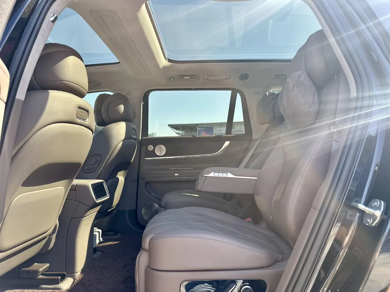 AITO 2025 AITO M9 extended range Ultra version 52kWh6 seat version automatic gear 7