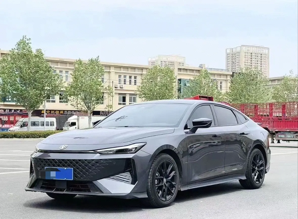 Открыть галерею: ChangAn 2024 UNI-V 1.5T Prestige Automatic
