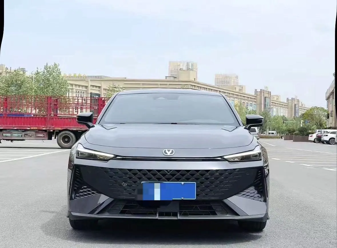 ChangAn 2024 UNI-V 1.5T Prestige Automatic 2