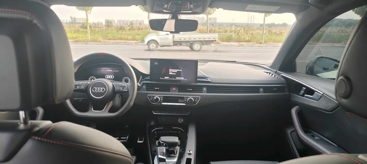 Audi 2025 A4L 2.0TFSI 40TFSI 2 million‑vehicle celebration edition, luxury sporty model, automatic transmission 5