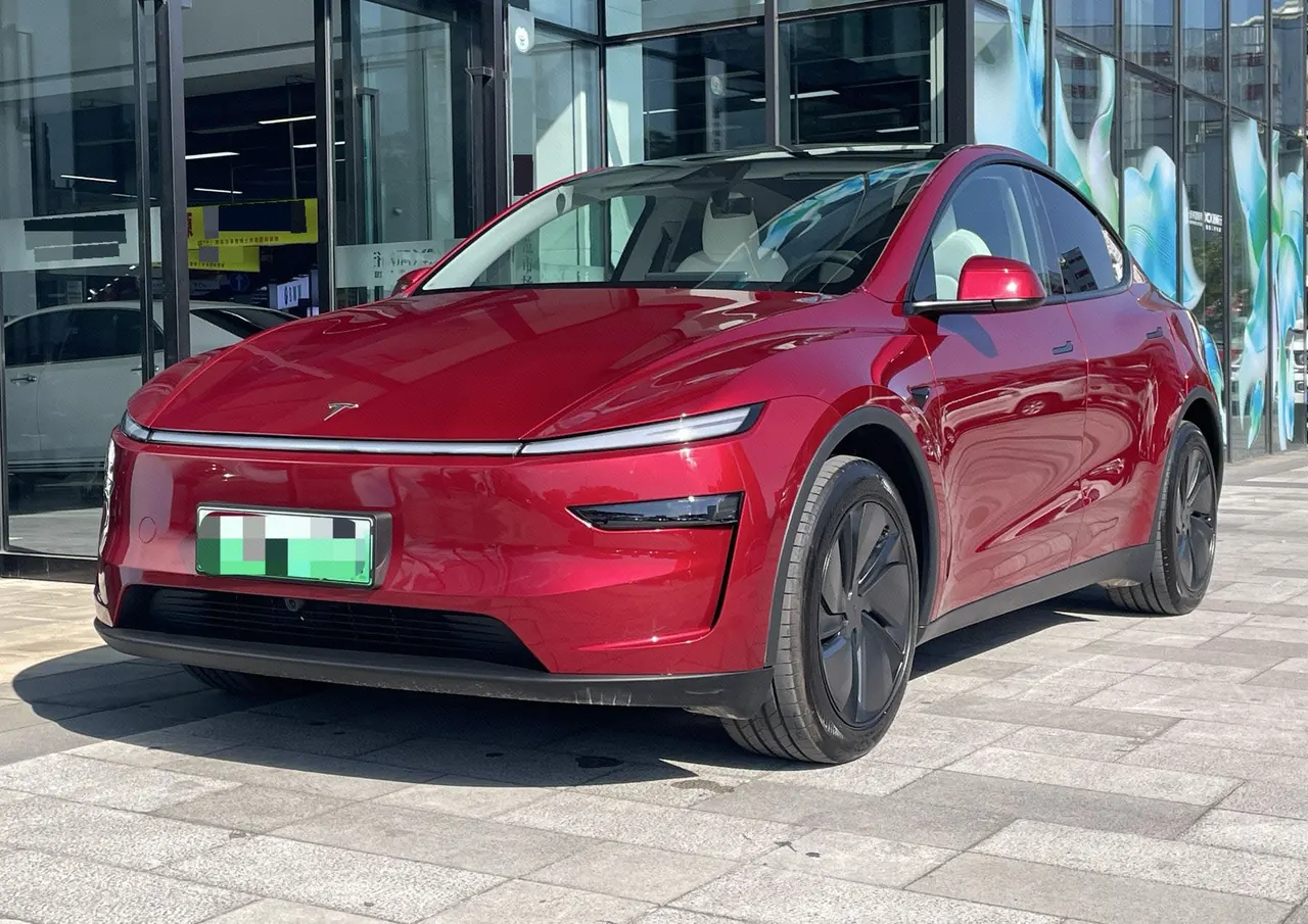 Open image lightbox: Tesla 2025 Model Y rear-wheel drive version automatic transmission