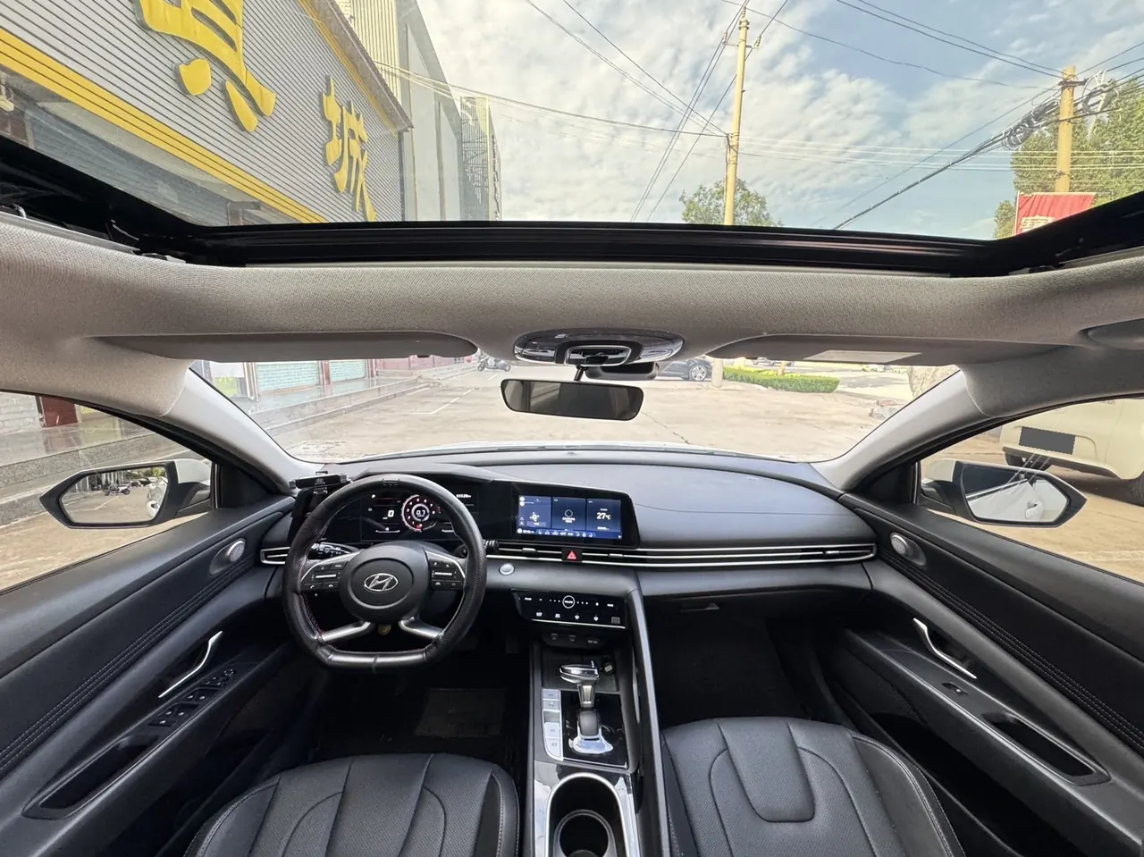 Hyundai 2023 Elantra -3-compartment 1.5 stepless LUX premium automatic gear 8