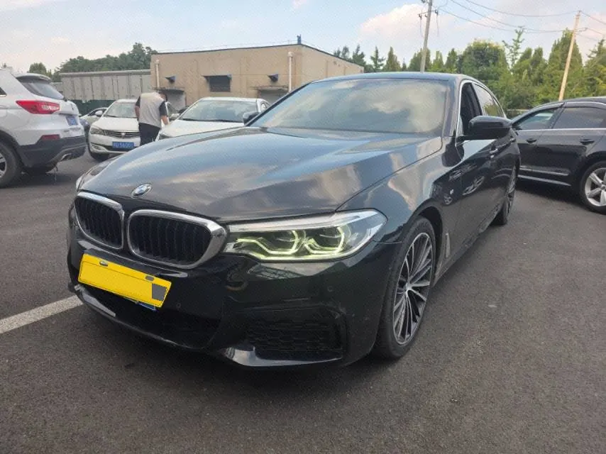 Открыть галерею: BMW 5 Series 2020 530Li 2.0T Leading M Sports Suit Automatic Gear