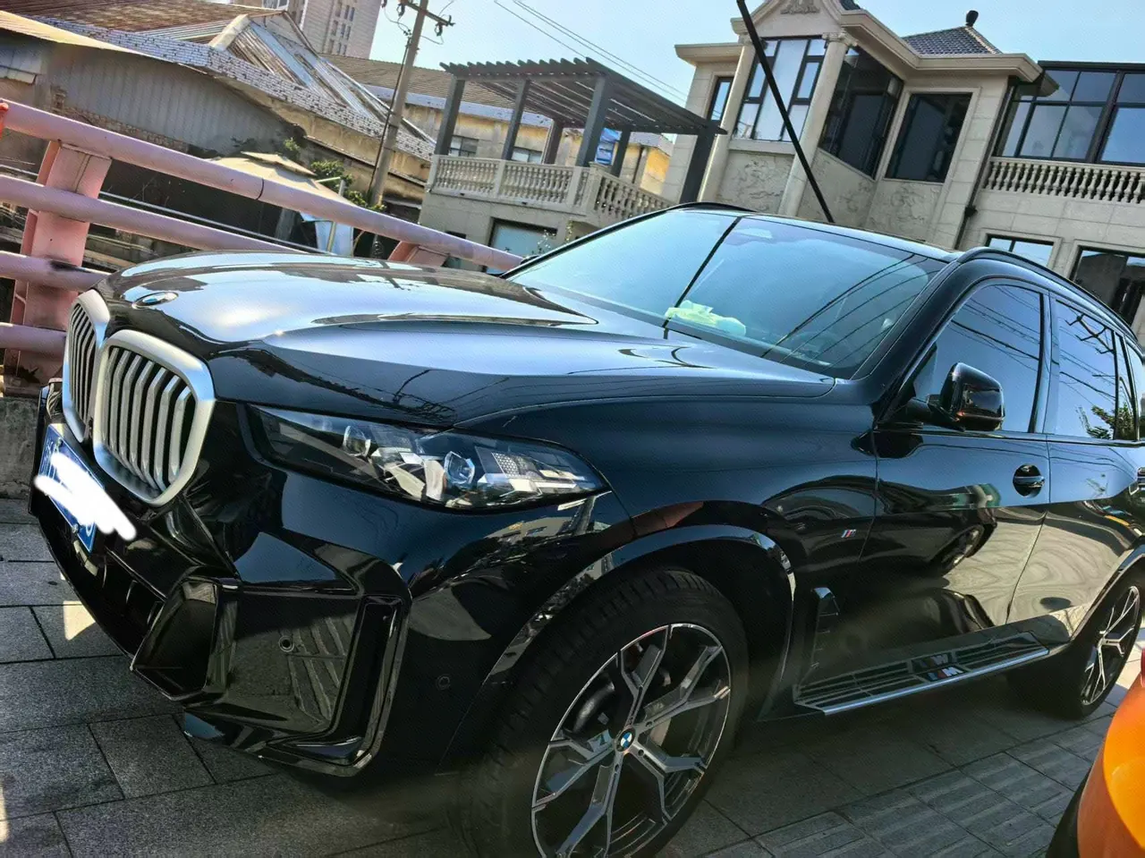 Открыть галерею: BMW 2025 X5 xDrive30Li 48V 2.0T exclusive m sports obsidian night suit automatic gear