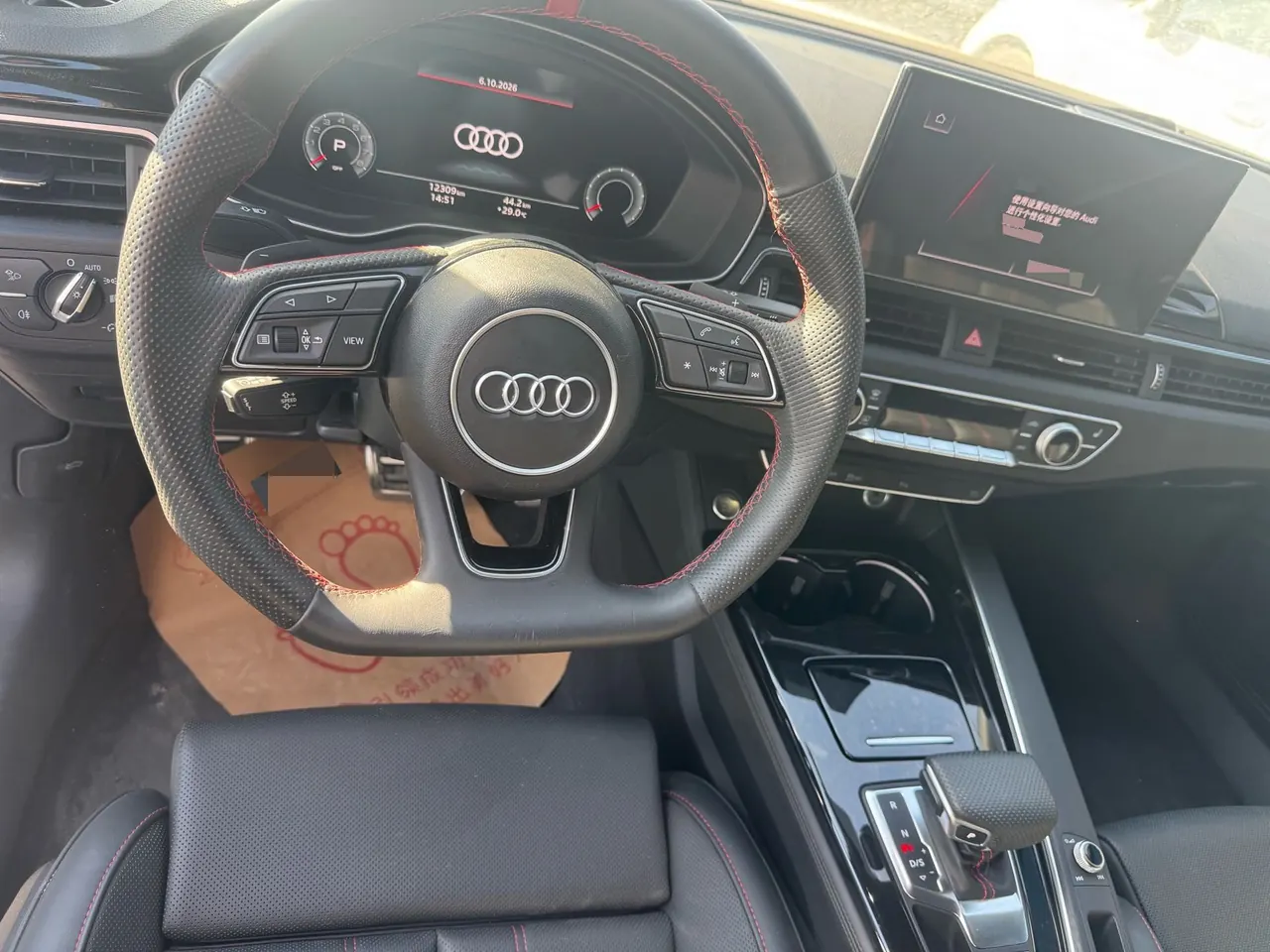 Audi 2025 A4L 2.0TFSI 40TFSI 2 million‑vehicle celebration edition, luxury sporty model, automatic transmission 3