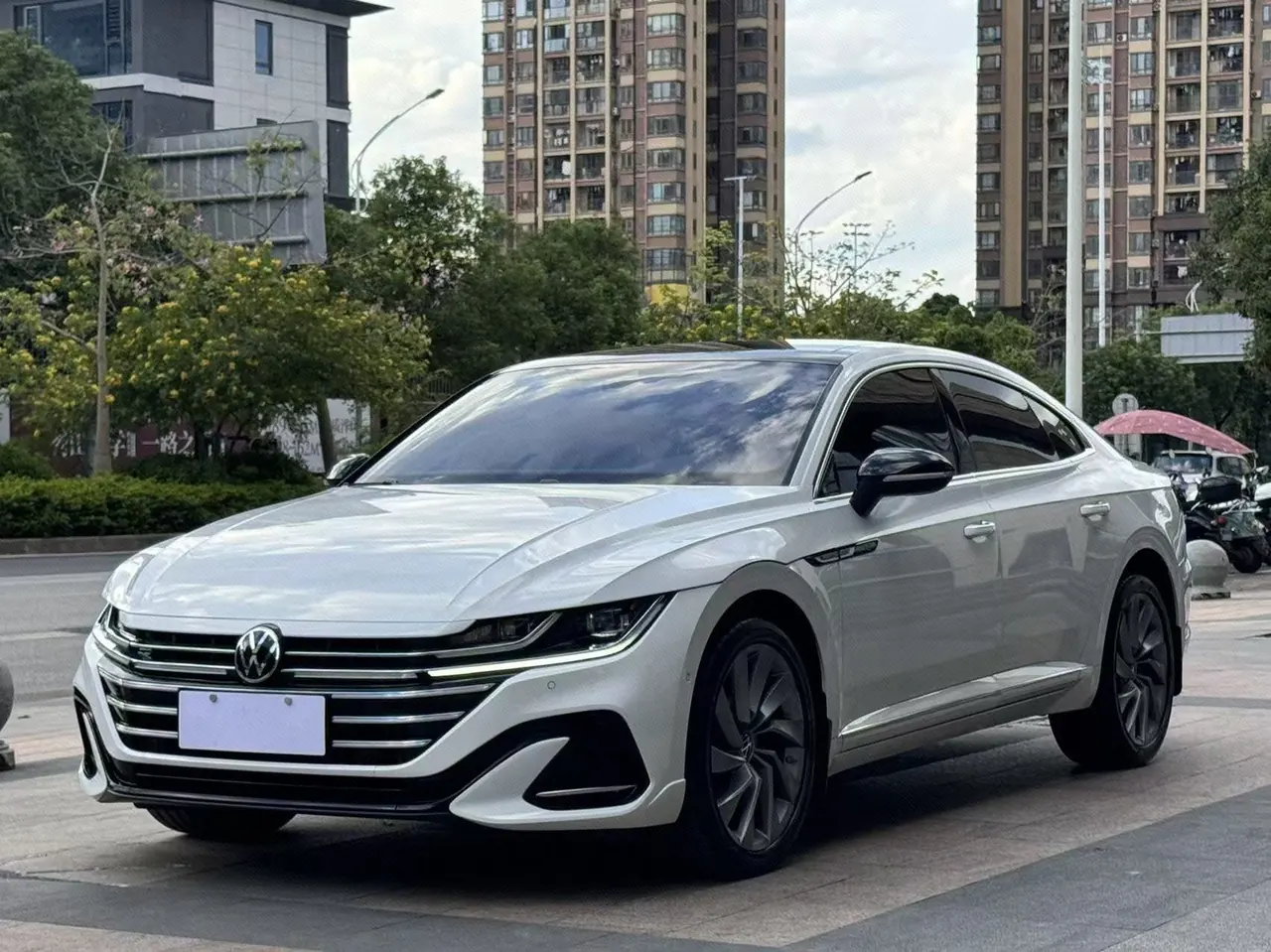 打开图片灯箱：Volkswagen 2023 CC 2.0TSI 380TSI eye-catching automatic gear