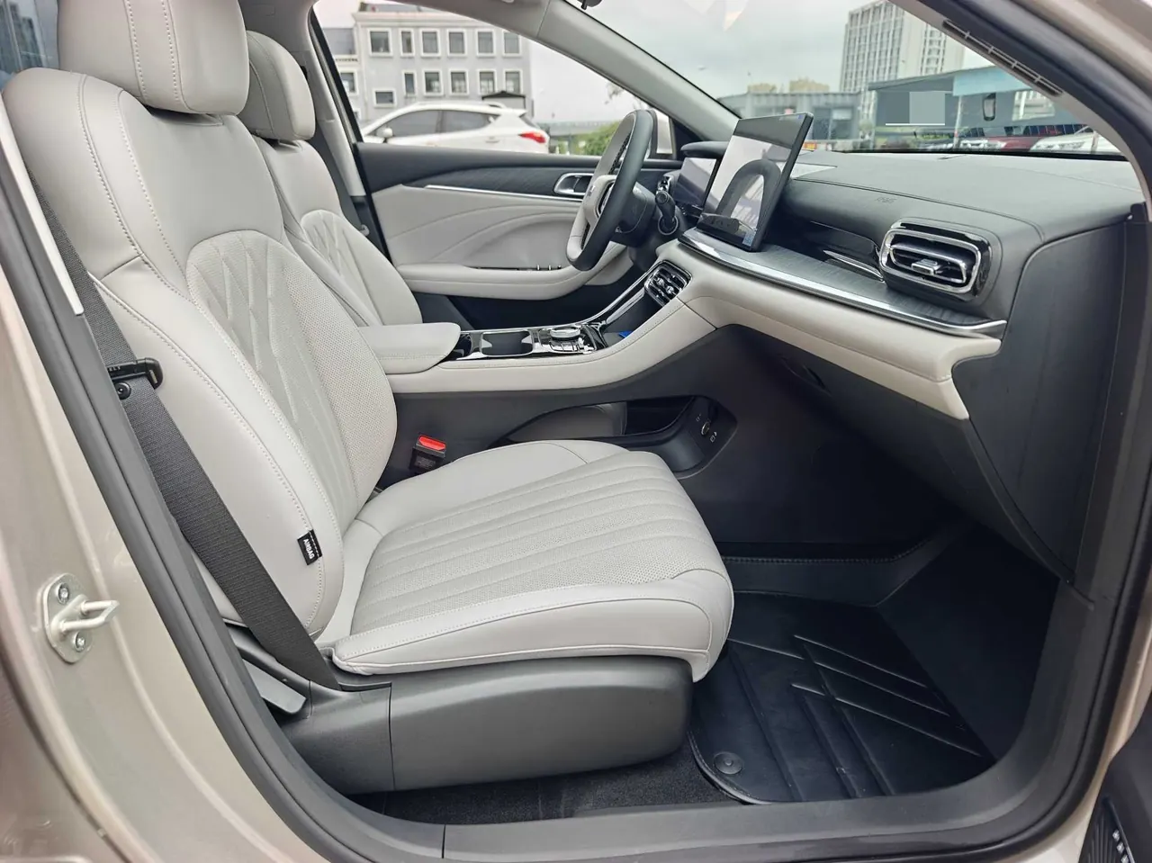 Geely Galaxy 2025 xingyao 6 EM-i 1.5 125km exploration version automatic gear 5