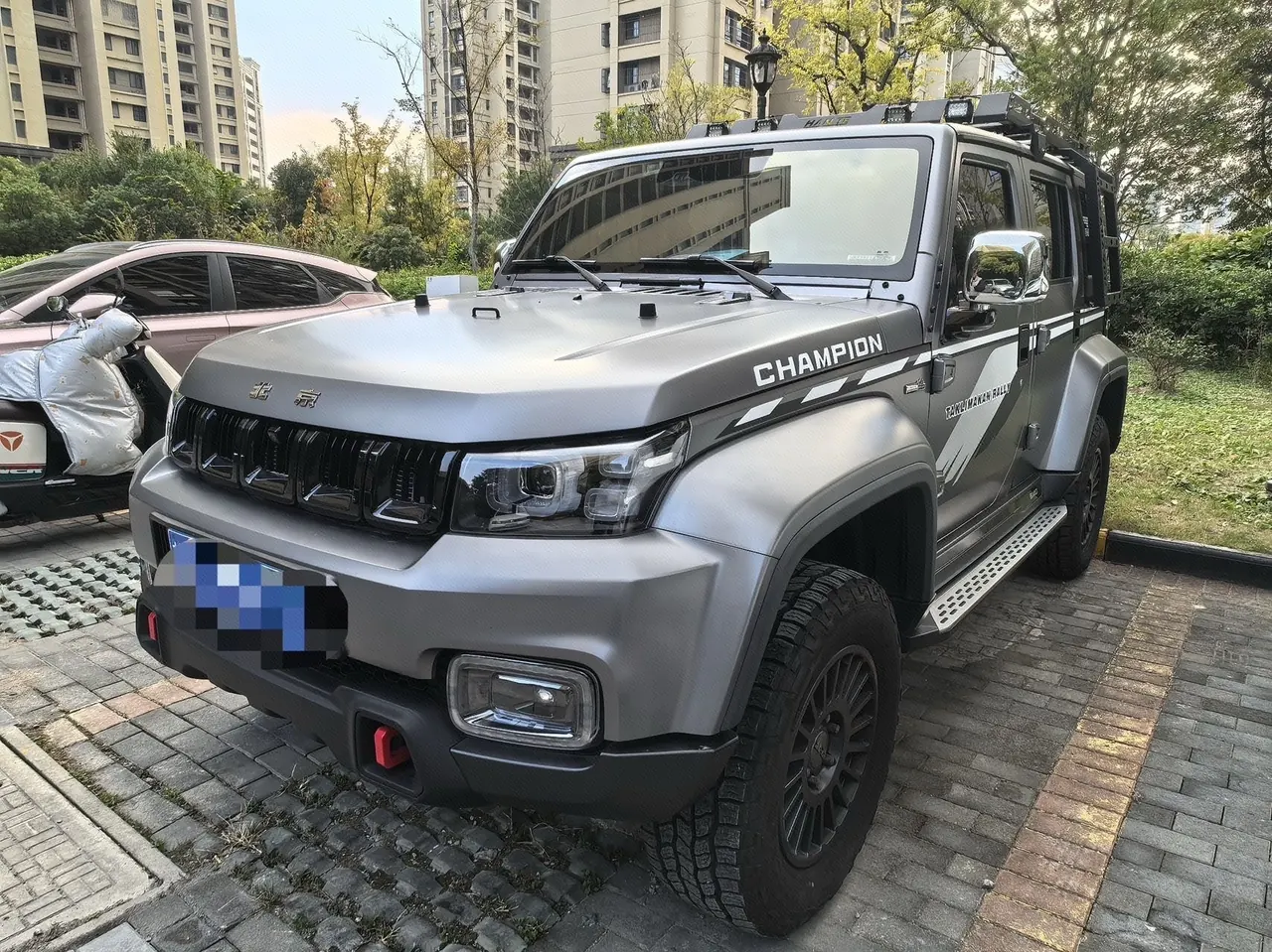Открыть галерею: Beijing 2023 BJ40 2.0T 4-wheel drive city hunter version chivalrous automatic gear