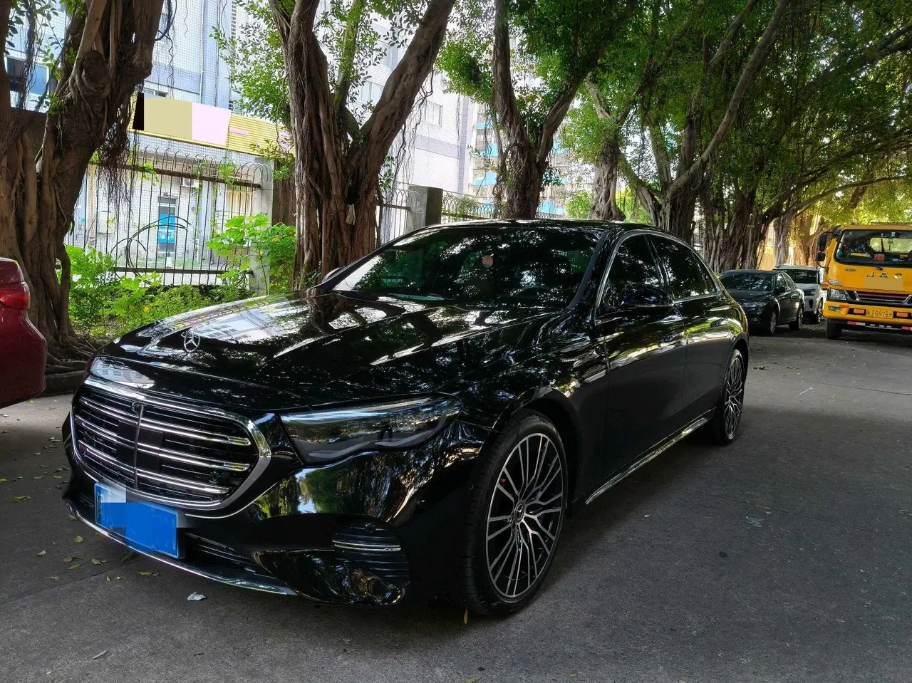 Открыть галерею: Mercedes Benz E Class 2025 E 300 L 48V 2.0T Luxury Automatic Gear