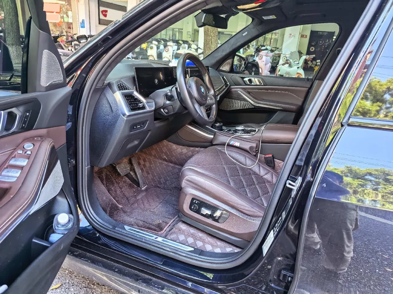 Open image lightbox: BMW 2023 X5 xDrive40Li 48V 3.0T M sports suit automatic gear
