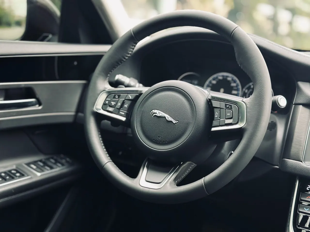 Jaguar 2020 XFL 2.0T P 10000.00g Drive Flag Edition Automatic Gear 5