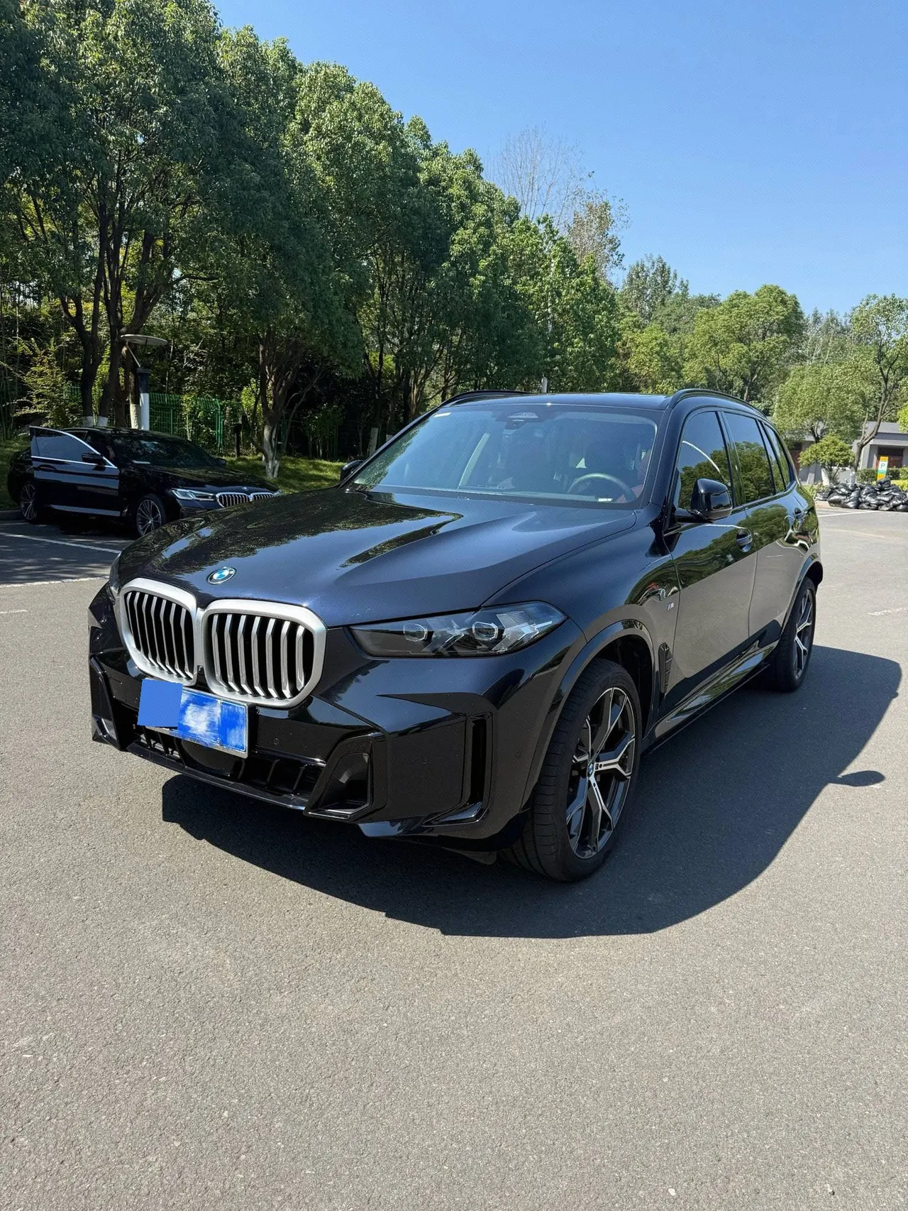 Открыть галерею: BMW 2025 X5 xDrive30Li 48V 2.0T exclusive m sports obsidian night suit automatic gear