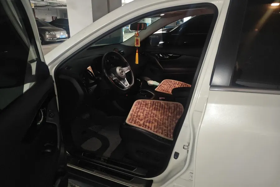 Nissan 2021 Qijun 2.0 stepless XL Premium two-wheel drive Zhilian exclusive version of automatic gear 3