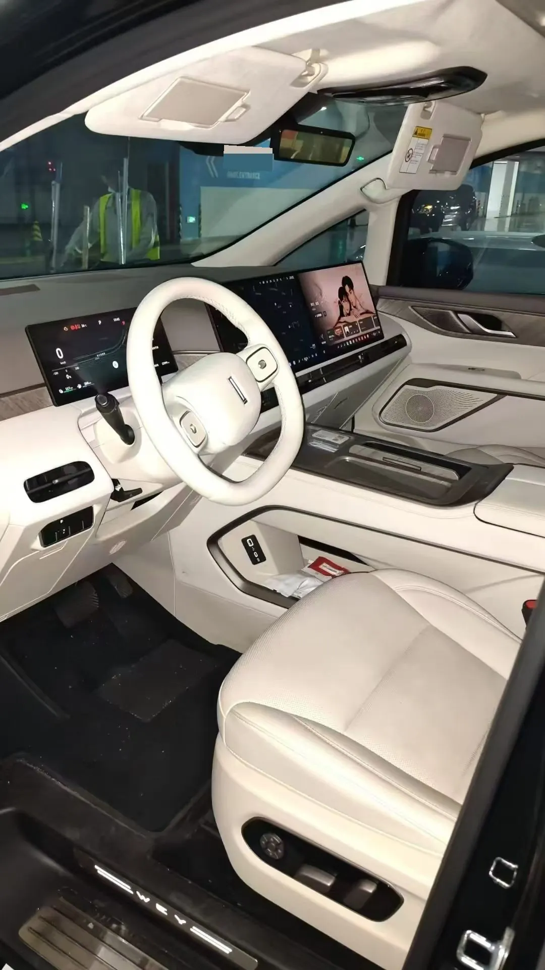 WEY 2025 VV7 Hi4 1.5T Four-Wheel-Drive Automatic Model 3