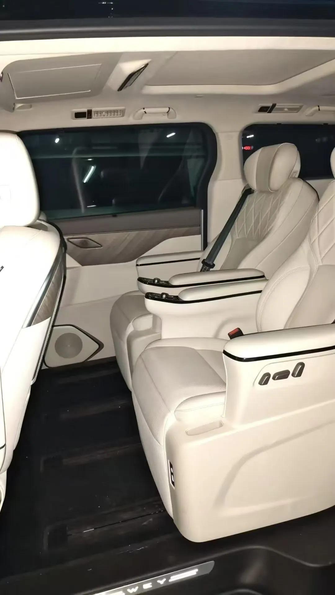 WEY 2025 VV7 Hi4 1.5T Four-Wheel-Drive Automatic Model 4