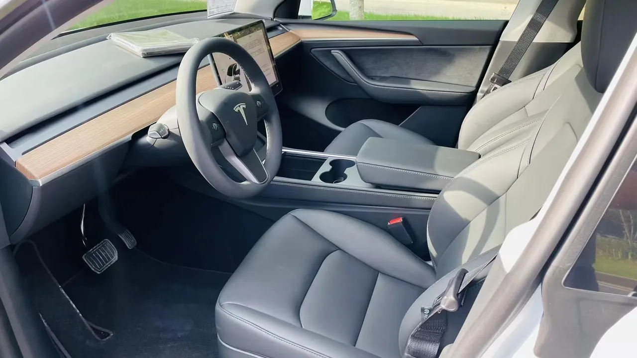Tesla 2022 Model Y rear-wheel drive version (facelift) automatic gear 3
