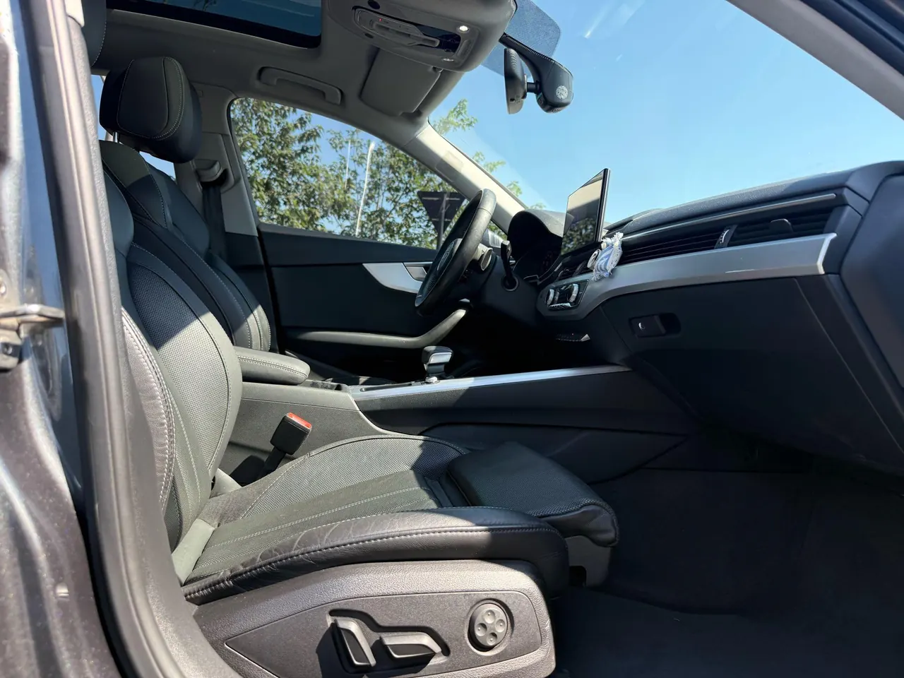 Audi 2020 A4L 2.0TFSI 40TFSI Deluxe Dynamic Automatic 12