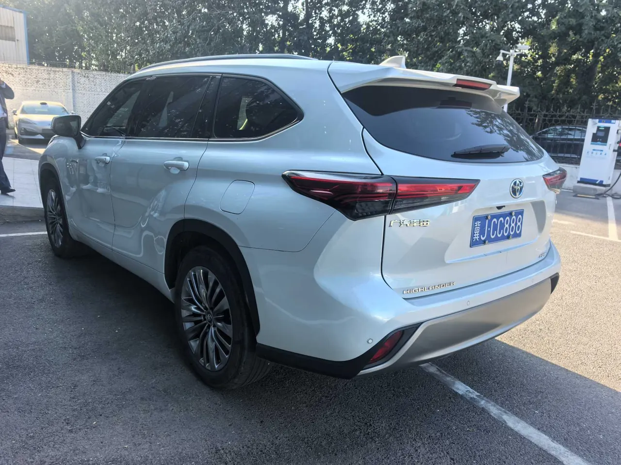 Toyota 2023 Highlander Dual Engine 2.5 Stepless Intelligent Electric Hybrid Four-wheel Drive Premium Edition 7-seat Automatic Transmission 3