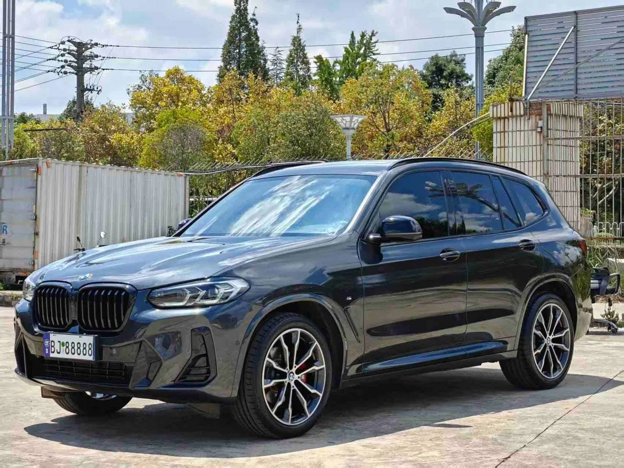 Открыть галерею: BMW 2023 X3 xDrive30i 2.0T exclusive M obsidian night set automatic gear