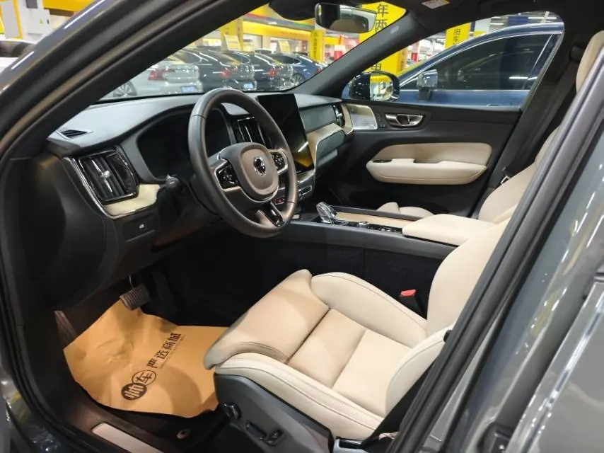 Volvo 2026 XC60 48V 2.0T B5 4WD Zhiyuan Sports Edition Automatic Gear 4