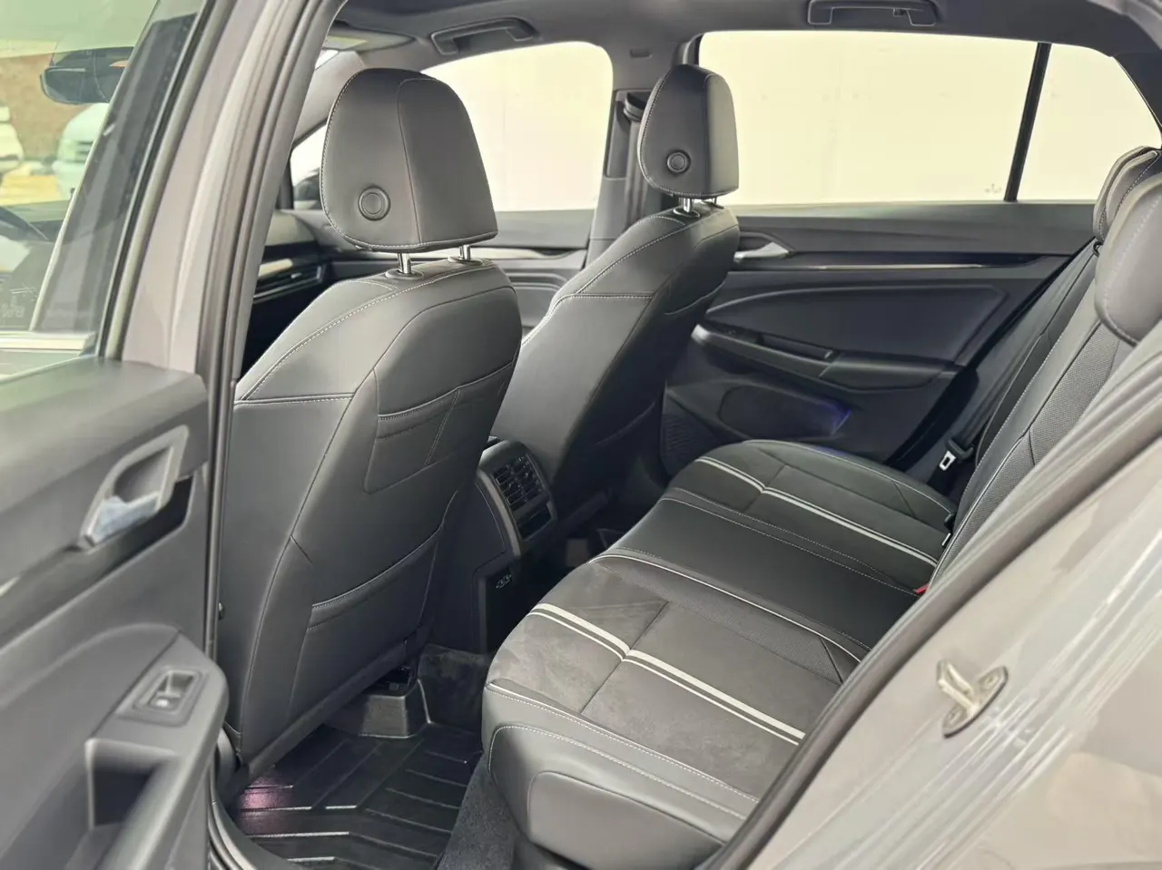 Volkswagen 2023 Golf 8 R-Line 1.4TSI 280TSI Lite Automatic 5