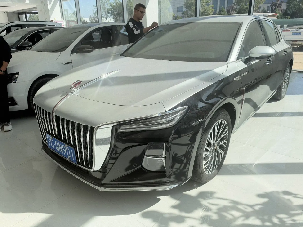 Открыть галерею: HongQi 2023 H5 2.0T Zhilian Flag Edition Automatic Gear