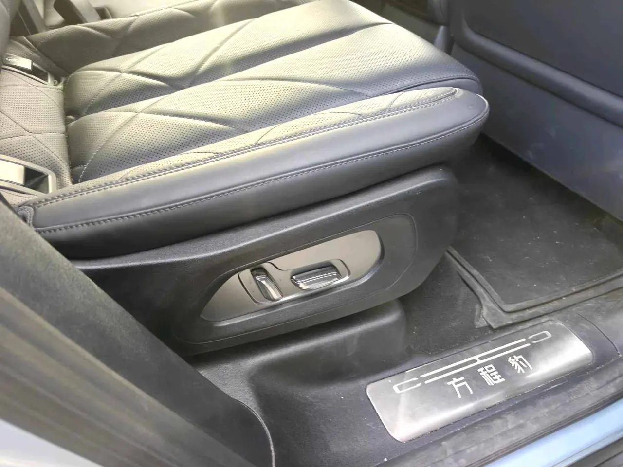FangChengBao 2025 Leopard 8 2.0T Stepless Zhiyong Flagship Edition 5-seat Automatic Gear 5