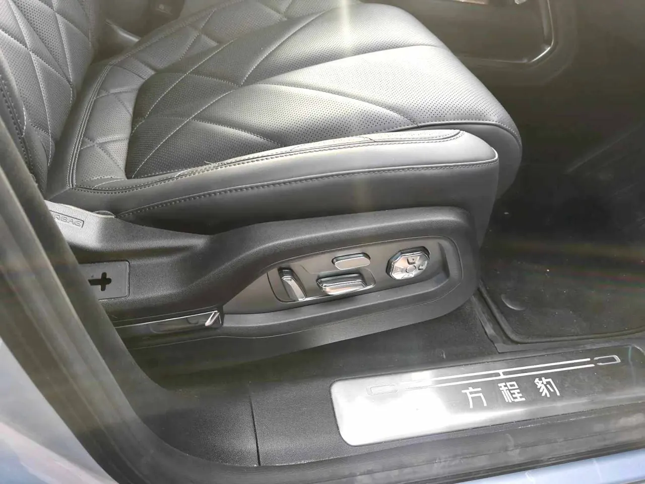 FangChengBao 2025 Leopard 8 2.0T Stepless Zhiyong Flagship Edition 5-seat Automatic Gear 7