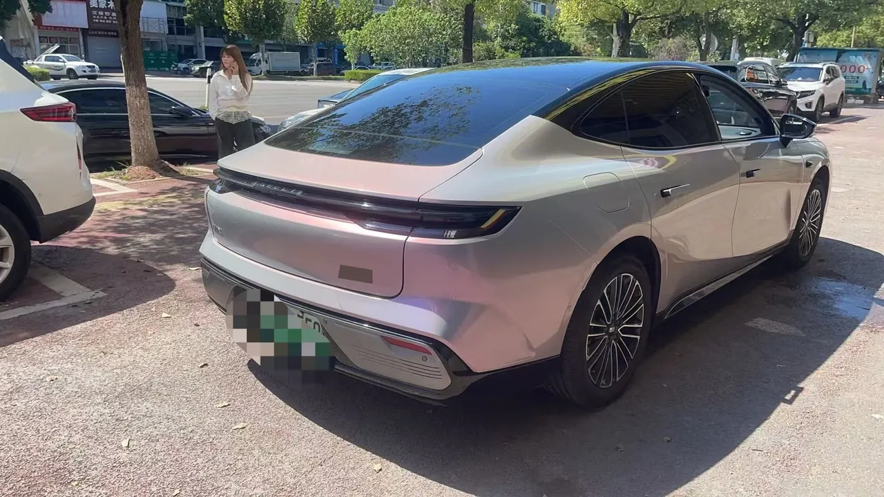 Geely Galaxy 2026 Xingyao 8 EM-i 1.5 Voyager Sailing Edition Automatic Gear 4