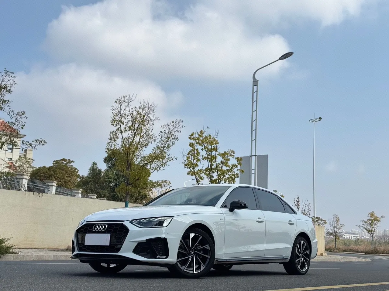 Открыть галерею: Audi 2023 A4L 2.0TFSI 40TFSI Deluxe Dynamic Automatic