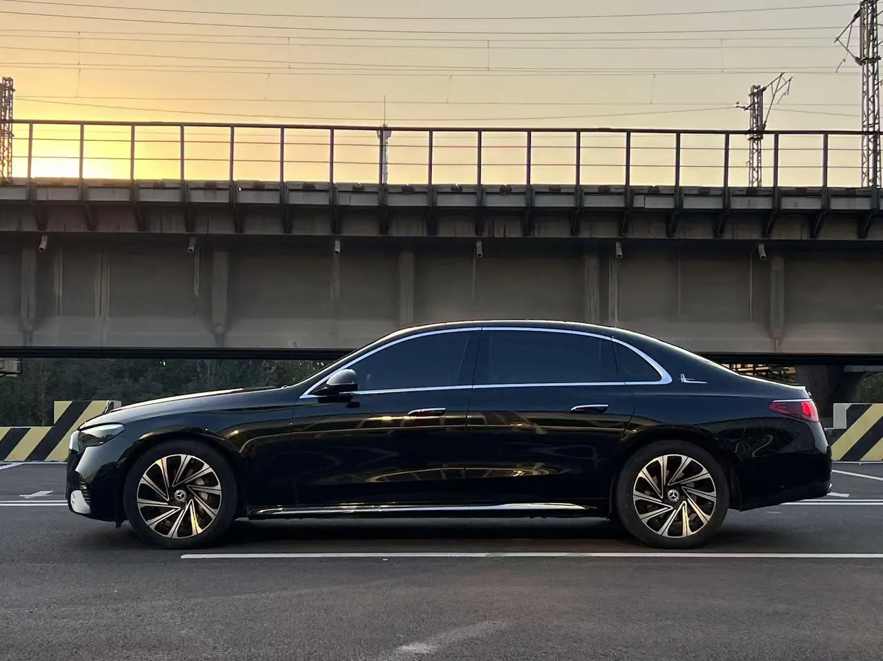 Mercedes Benz E Class 2024 E 300 L 48V 2.0T Luxury Automatic Gear 3