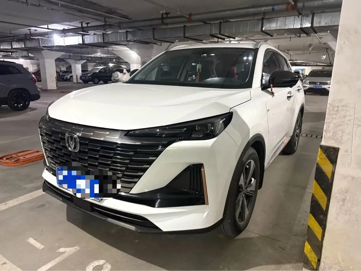 Открыть галерею: ChangAn 2022 CS55 PLUS 1.5T Honorable Automatic Gear