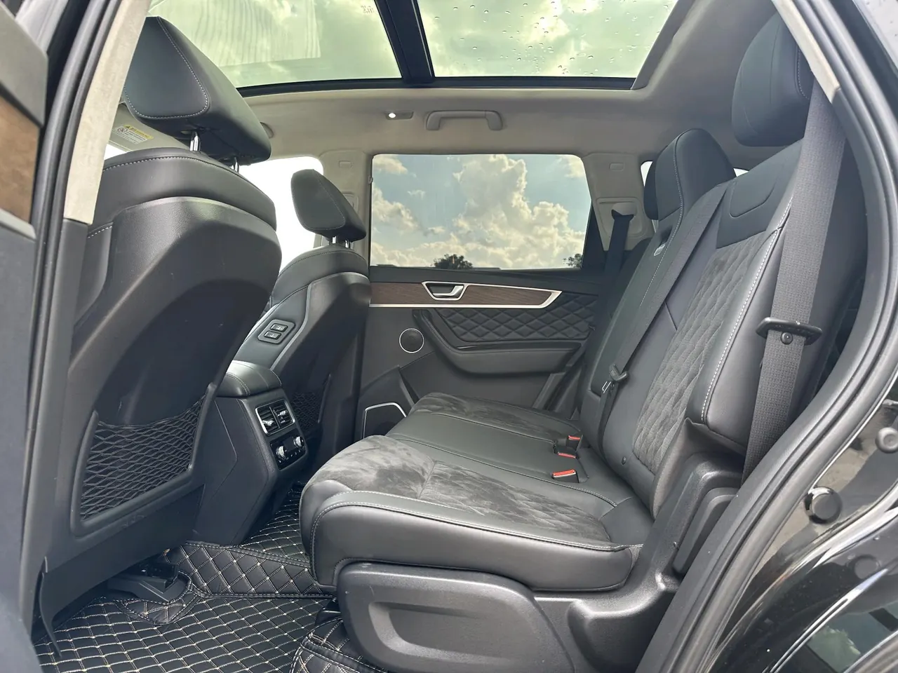 HongQi 2022 HS7 3.0T 4-wheel drive smart flag-sharing version 5-seat automatic gear 7