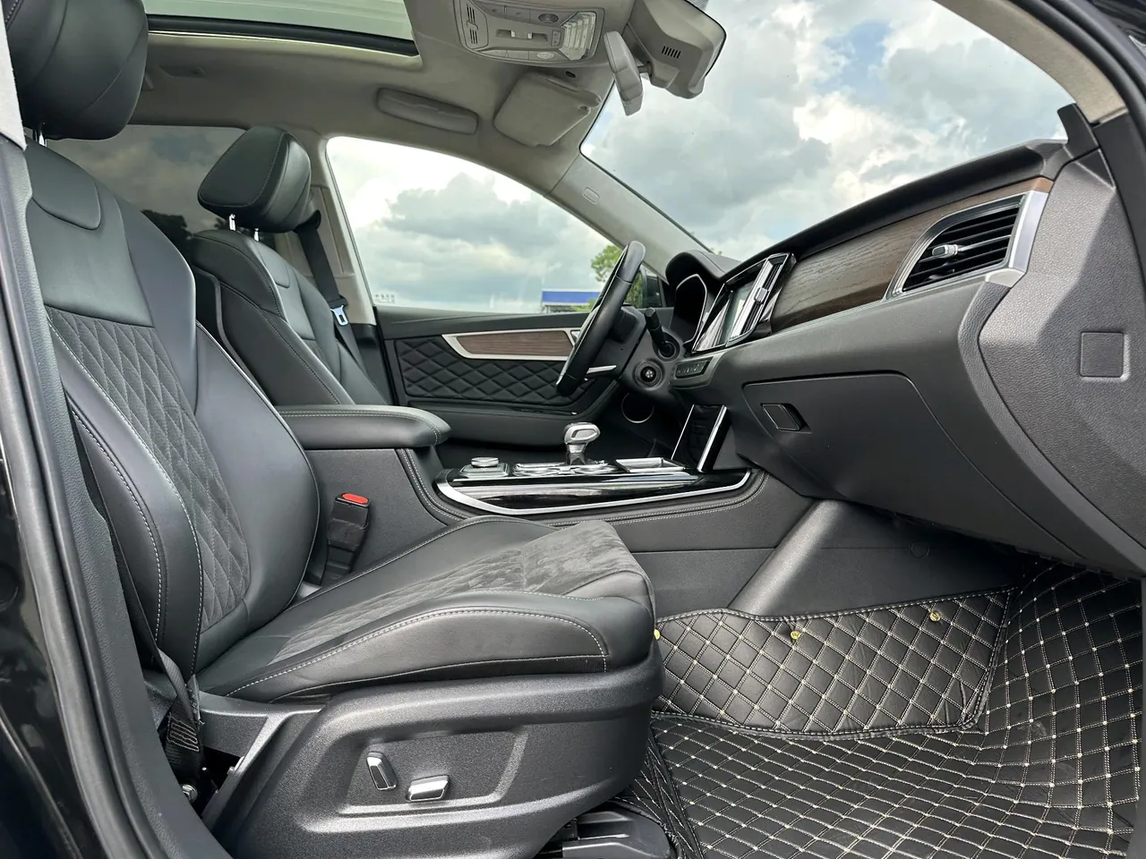 HongQi 2022 HS7 3.0T 4-wheel drive smart flag-sharing version 5-seat automatic gear 8