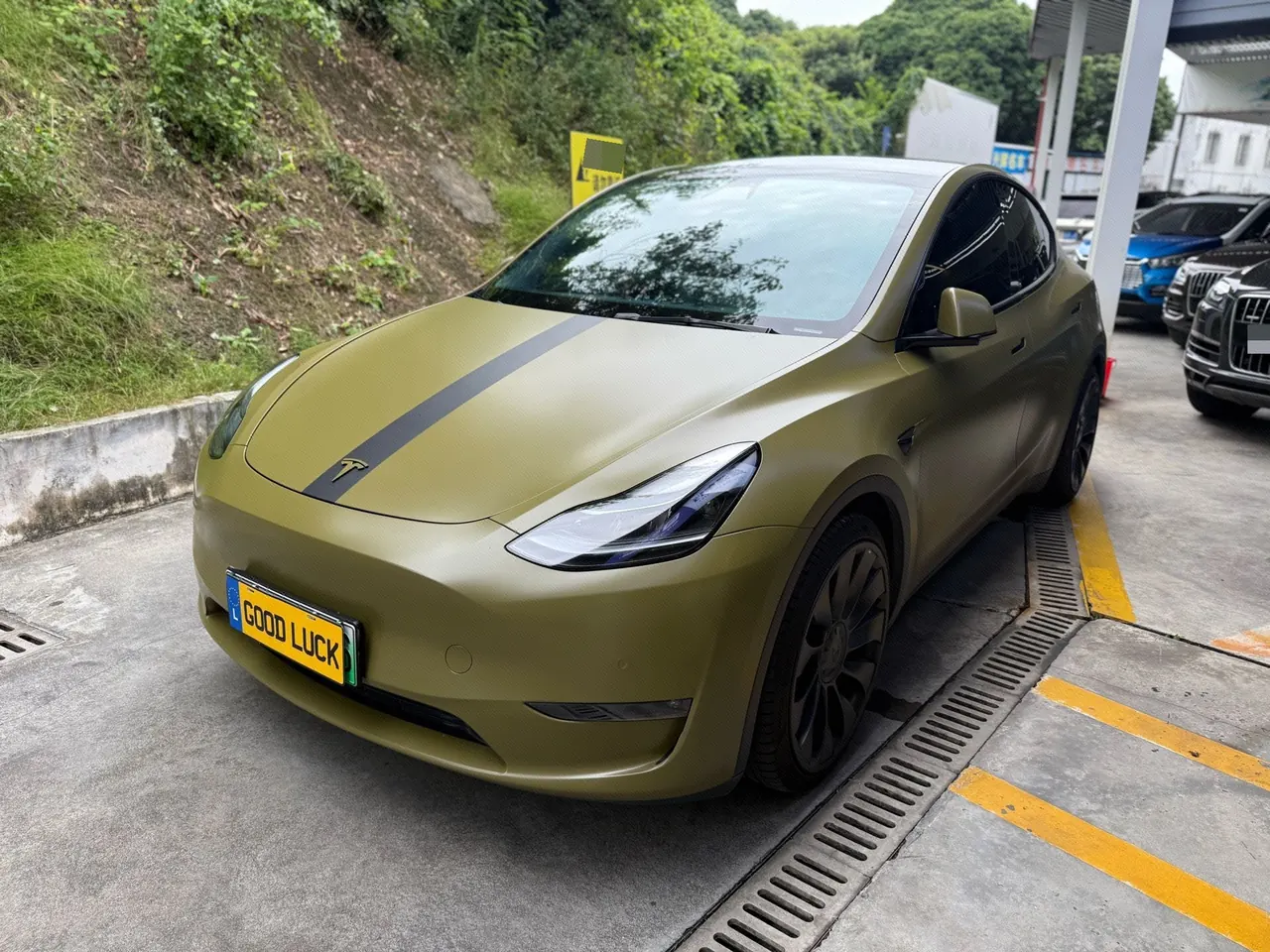 Открыть галерею: Tesla 2023 Model Y high-performance all-wheel drive version automatic transmission