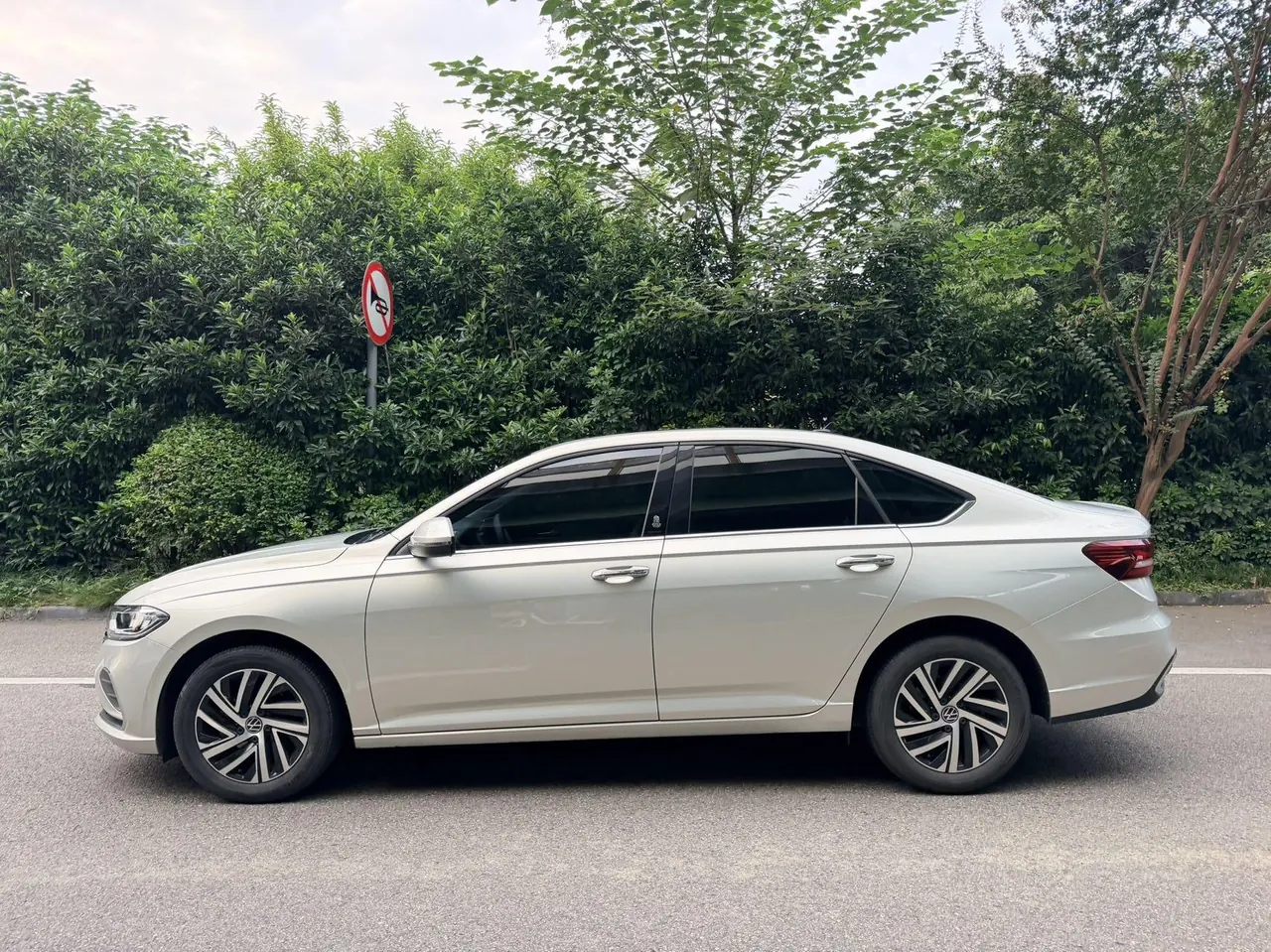Volkswagen 2023 LaVida 1.5 5 Million Edition Automatic 3